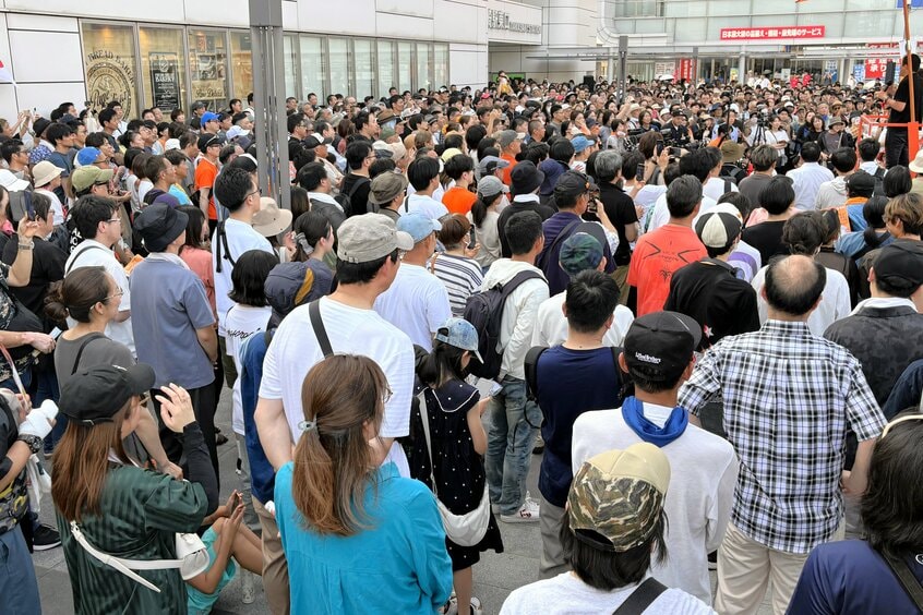 参院選候補者らの街頭演説に集まった人たち=2025年7月6日午後4時20分、JR高崎駅