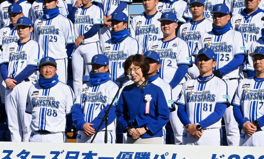 優勝パレードの前にあいさつするDeNAの南場智子オーナー（中央）＝2024年11月30日