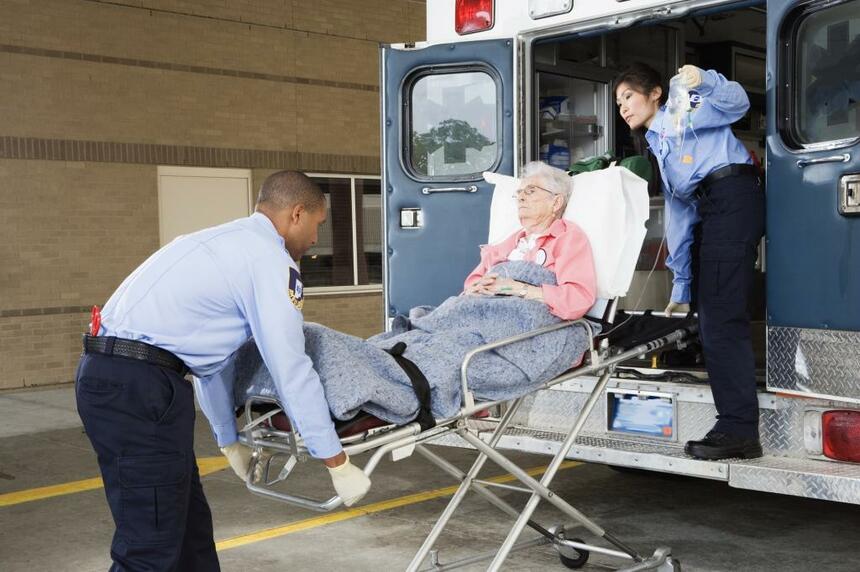 救急車で運ばれる高齢の女性（写真：iStock