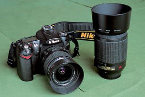 鉄道写真の撮影では崖を登ったり、膝まで積もった雪の中を歩いたりするので軽い機材がいいという。18~55ミリF3.5~5.6をつけたニコンD90に、右は望遠ズームの55~200ミリF4~5.6。標準域で撮ることが多いという