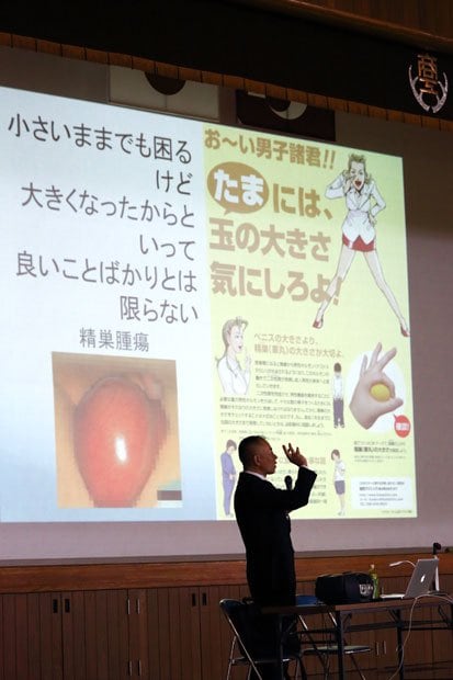 池田院長は２００１年から男子生徒を対象に性教育の講演を続ける。日々の診療で、男性に正しい性知識を得る機会がないことを痛感しているからだという（撮影／渡邊美穂）
<br />