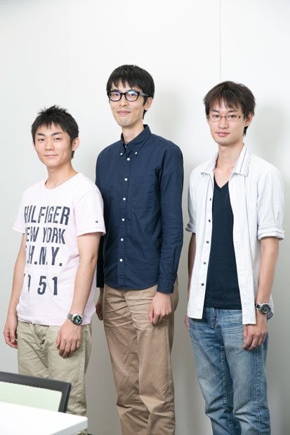 写真中央がバンダイでゲーム開発を担当した高橋晋平さん。左の杉本和希さんがゲームの原案をつくり、右の中里龍さんが理論解析した(撮影/山本倫子)