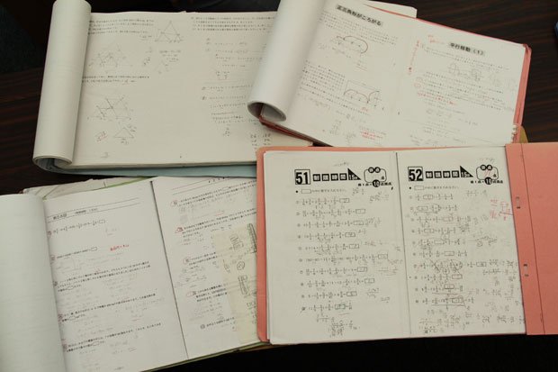 佳織さんと一緒に解いた問題集。「学力より動機付けが重要。盛り上げ役は向いています」(桜井さん) (撮影/編集部・宮下直之)
<br />