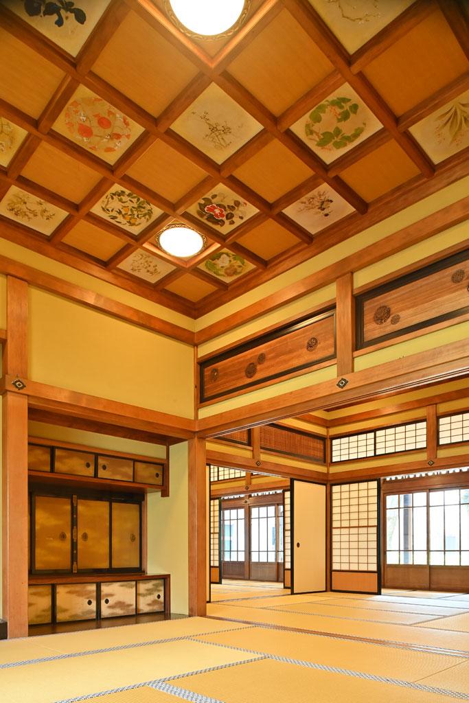 1階の寝室。格天井には、大正期の俊英・速水御舟、前田青邨らの絵がはめ込まれている (撮影/写真映像部・東川哲也)