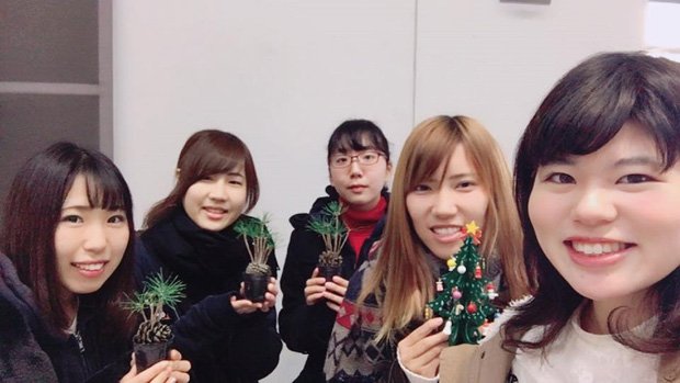 それぞれの「マイ盆栽」で盆栽の魅力をPRする「Bonsai☆Girls Project」のメンバー（同プロジェクトのフェイスブックより）