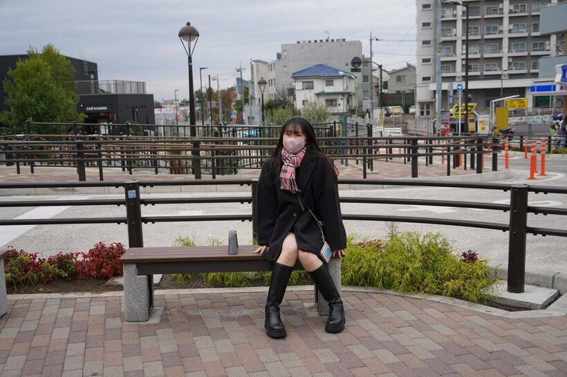 紬が落としたイヤホンを、想が拾った世田谷代田駅前のベンチ。写真は、三重県から来ていた女子高生（撮影/上田耕司）