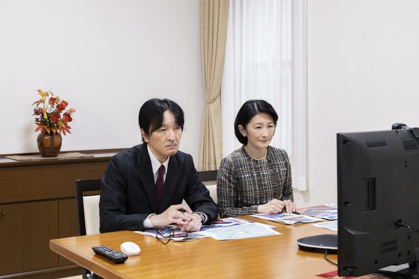オンラインで交流する秋篠宮ご夫妻（C)朝日新聞社