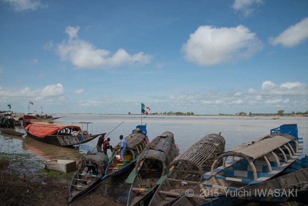 モプチでは、多くの渡し船と漁船が見られる。　マリ・モプチ　2013年/Mopti,Mali 2013