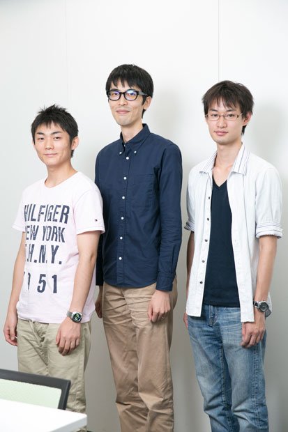 写真中央がバンダイでゲーム開発を担当した高橋晋平さん。左の杉本和希さんがゲームの原案をつくり、右の中里龍さんが理論解析した（撮影／山本倫子）
