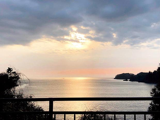 夕日がオレンジ色に染めた陸前高田の海。この絶景も、家庭菜園で取れた野菜のおすそ分けも、街の日常だ