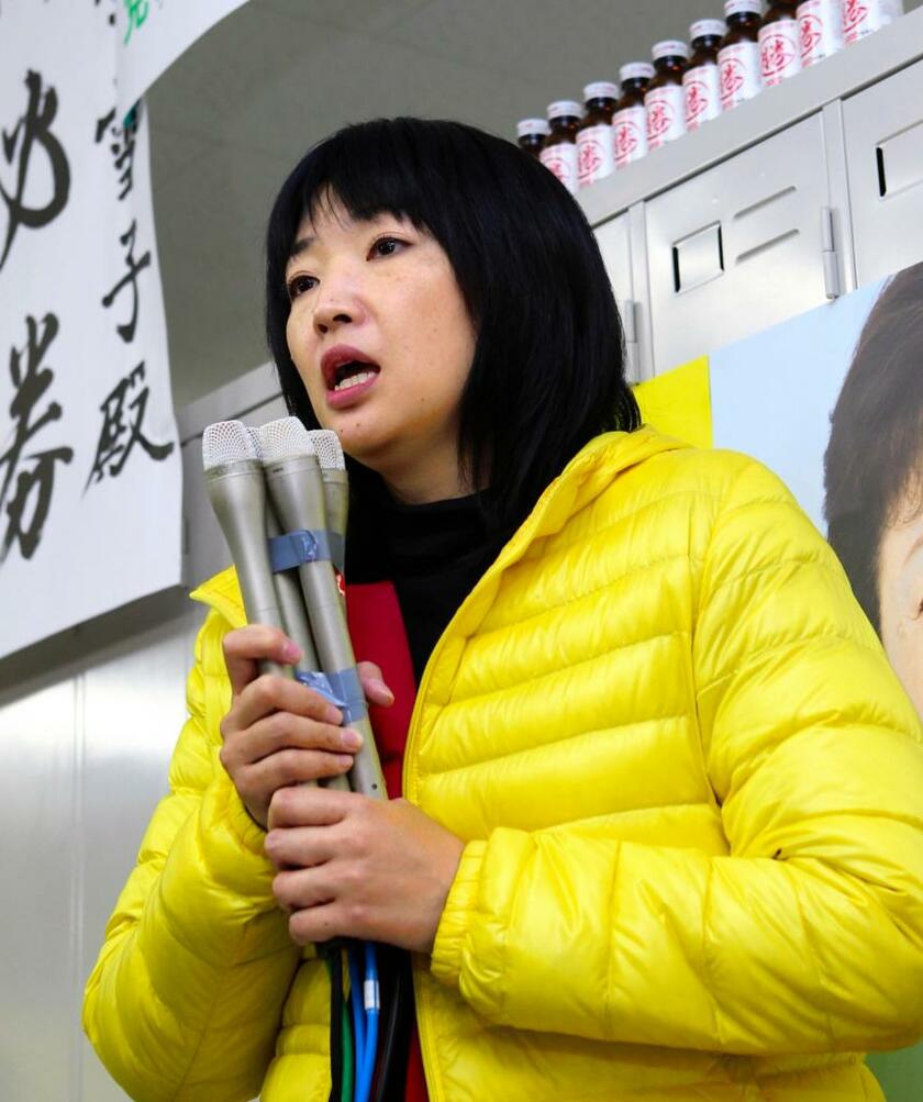 2012年12月16日、敗戦の弁を述べる三宅雪子元議員（Ｃ）朝日新聞社　