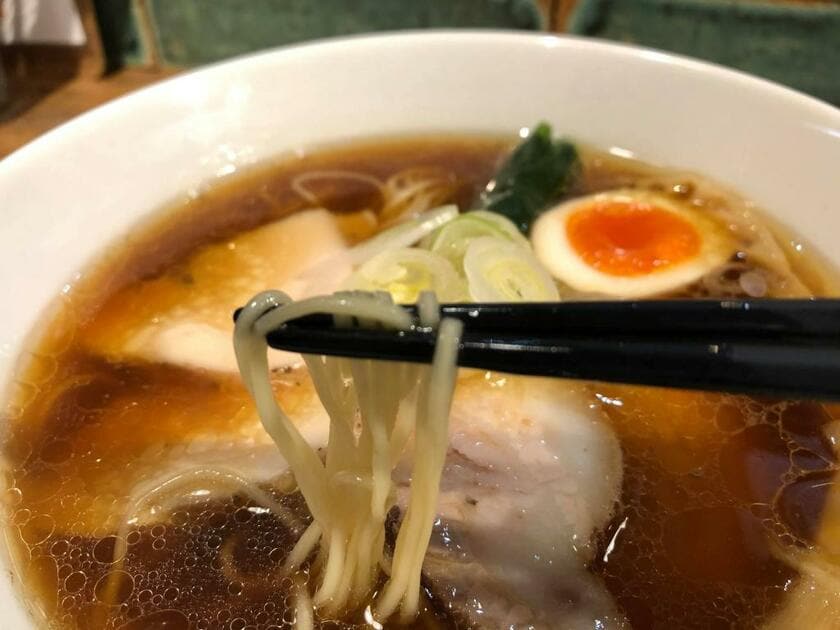 食材や調理法にこだわったRamen Free Birdsのスペシャル醤油ラーメンは一杯1000円（筆者撮影）