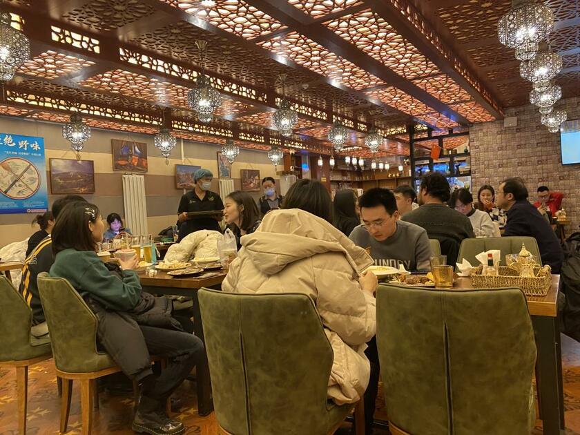 北京市内のレストランはいつも大賑わい（ｐｈｏｔｏ　北野ずん）