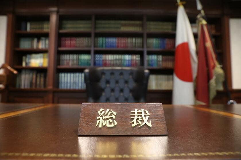 自民党総裁室の机と椅子。９月２９日にこの部屋の新しい主が決まる　（ｃ）朝日新聞社