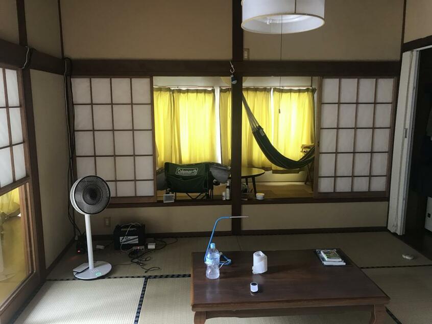【Before】
家の中は畳敷き。夏は室温が35度、冬は0.7度になる暑くて寒い家だった(撮影・藤井勝己)