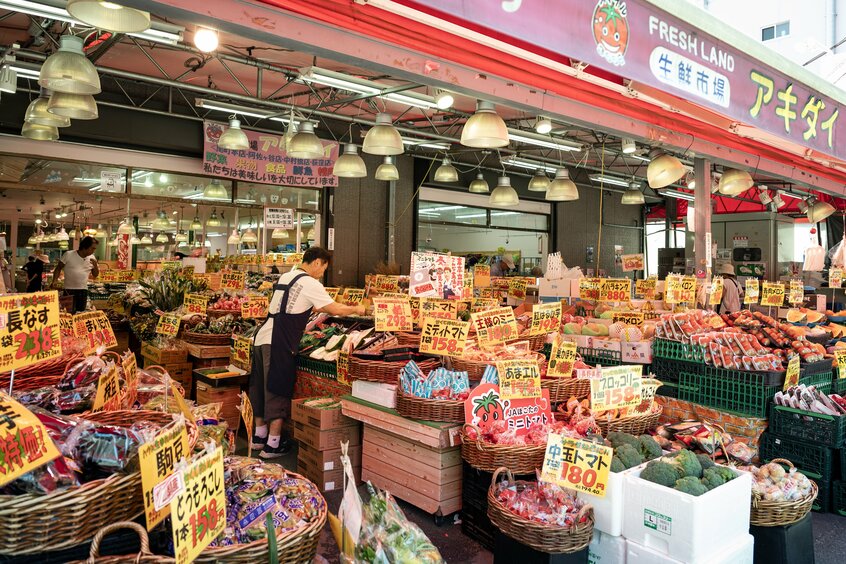 店頭のいい場所にさまざまな種類の元気な野菜が並び、奥には魚や肉の売り場も。いわゆる生鮮三品が揃うスーパーだ(写真/岸本絢)