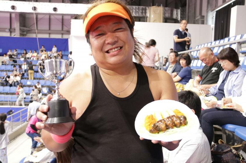 トロフィーとカツカレーを持って撮影に応じた太坂なおみさん(撮影/福井しほ)