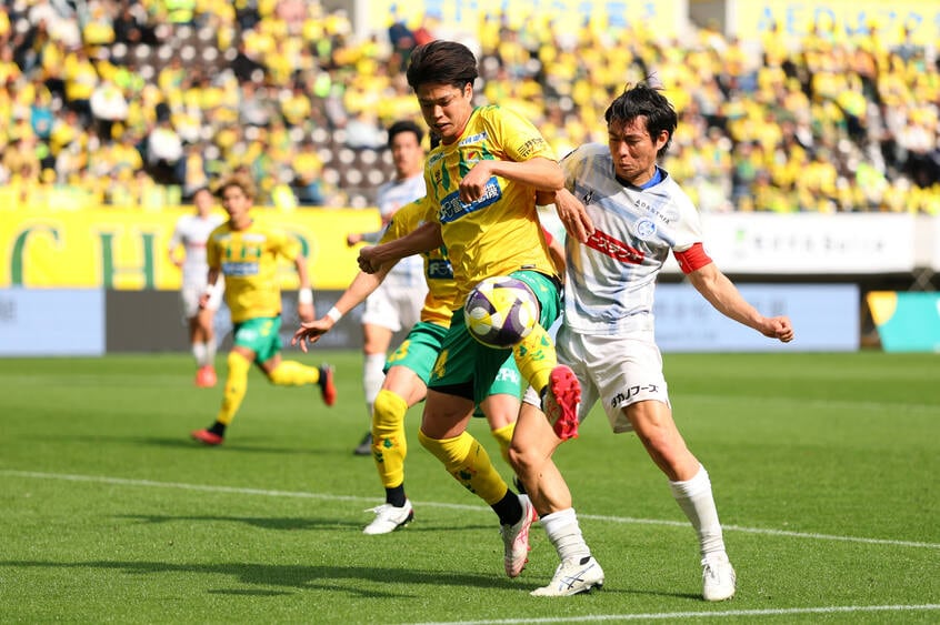 J1昇格を目指し、J2各チームの激戦はまだまだ続く（写真：森田直樹/アフロスポーツ）