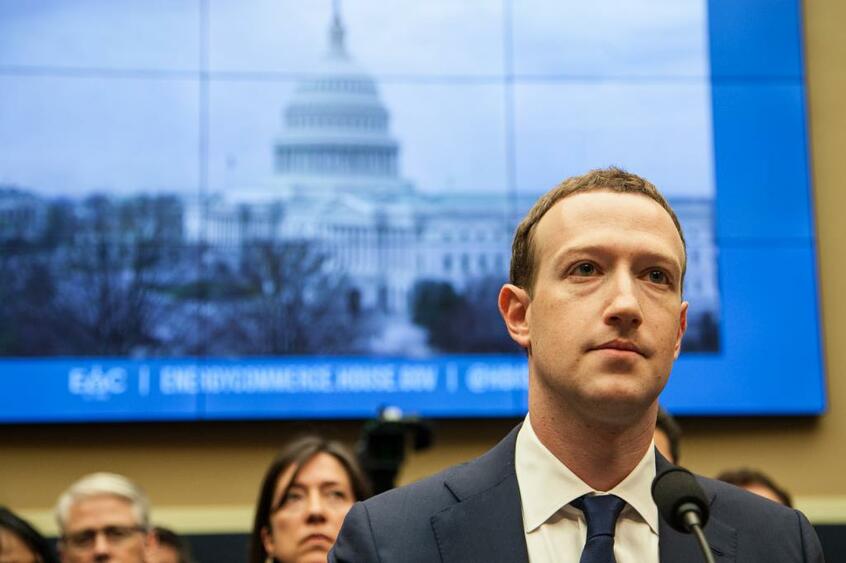 米議会の公聴会に臨むフェイスブックのザッカーバーグCEO(最高経営責任者) (c)朝日新聞社