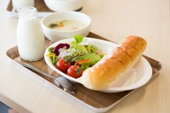 給食が苦手な子、におい・見た目・食感など「感覚過敏」が理由のケースも 食事を苦行にしないポイントは?