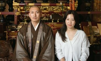 お寺の縁側で地域や海外の人々が雑談をするような場に 英語教育に関わる妻と互いの挑戦を応援