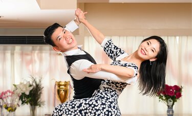 「最優先は家族の幸せ」　妻の大学院進学をサポート、共通の趣味である社交ダンスを海外でも