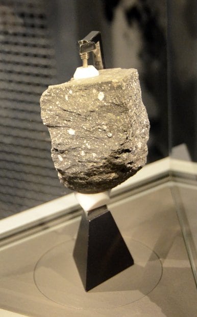アポロ計画で持ち帰られた月の石　（ｃ）朝日新聞社