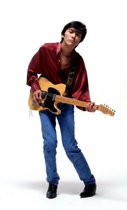 愛用のFender Telecaster Yellowを手にする尾崎豊 (Photo by Teruhisa Tajima)