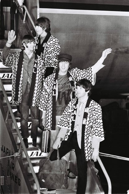羽田空港に降り立った（手前から）ポール・マッカートニー、ジョン・レノン、リンゴ・スター、ジョージ・ハリスン　（ｃ）朝日新聞社