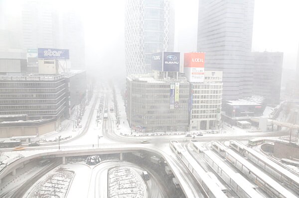 2014年2月8日 、20年ぶりの大雪に見舞われた新宿駅前の様子