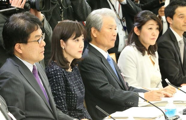 １億総活躍国民会議の初会合に臨む菊池桃子（左から２人目）　（c）朝日新聞社