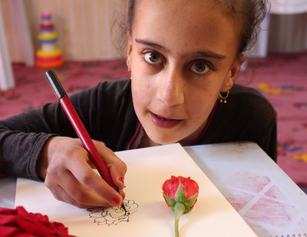 ２０１４年４月、イラク・アルビルのナナカリー病院で、イマーンさんはバラの花の絵を描いた。このときの絵が下の写真の缶（手前）になった（撮影／佐藤真紀）
<br />