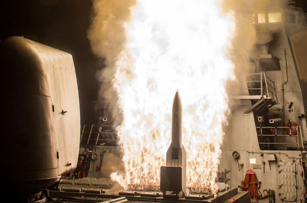 イージス艦からのSM6発射(米ミサイル防衛庁HPから)