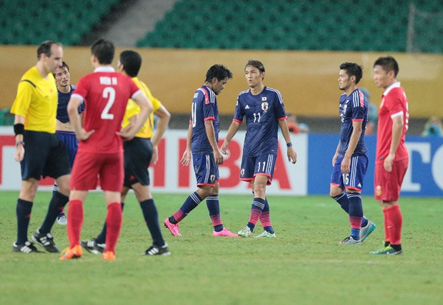 中国と引き分け、肩を落とす日本代表の選手たち（撮影・六川則夫）