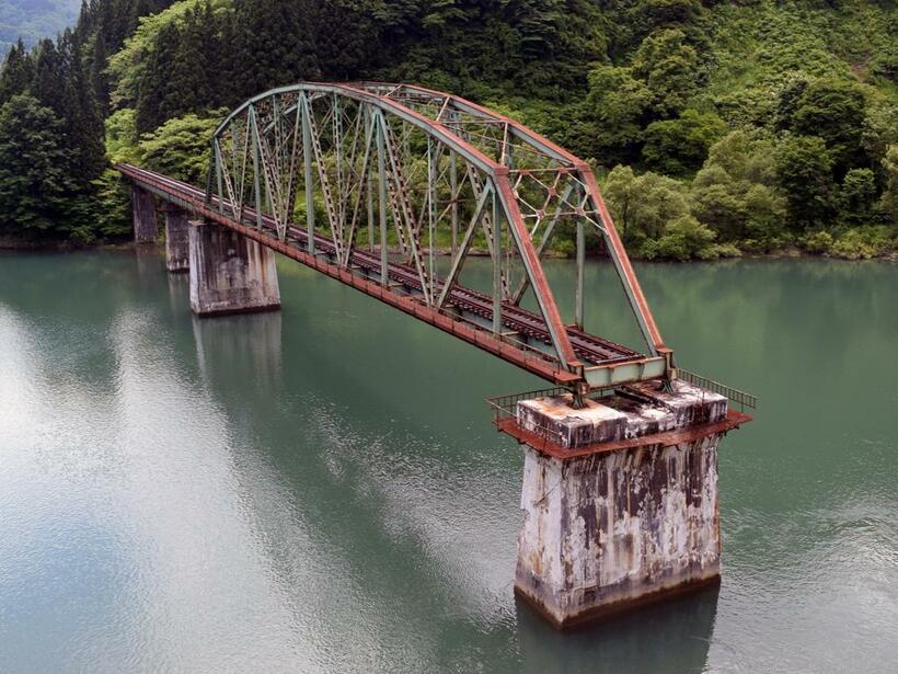 手前側のプレートガーダーが流出したままの第五只見川橋梁　（C）朝日新聞社
