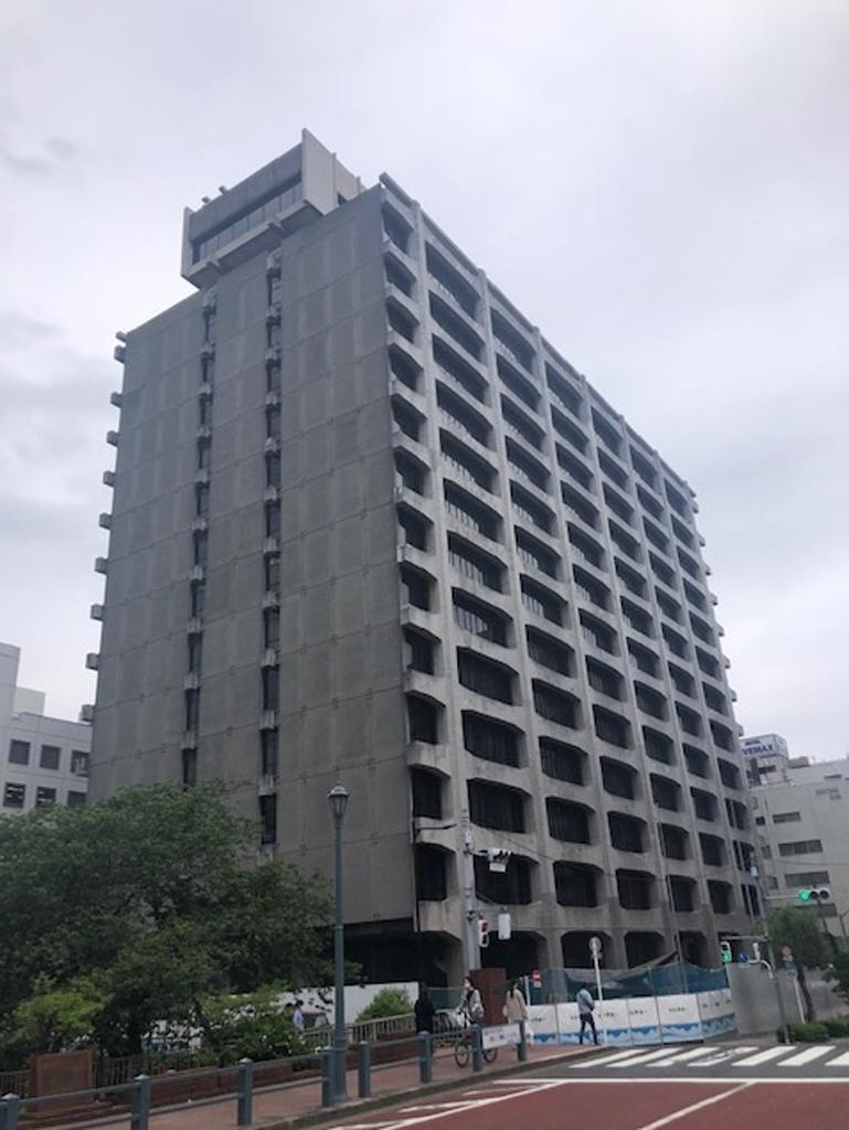 解体工事が始まっている旧電通本社ビル＝東京都中央区