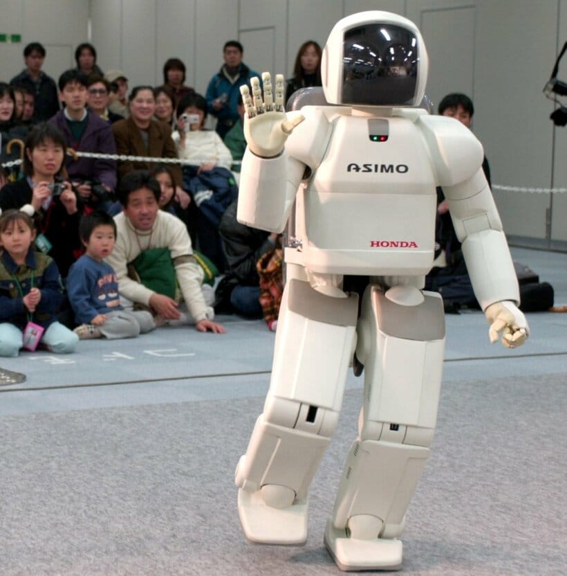 アシモの滑らかな動きに、集まった子供たちは驚いていた＝2001年3月、三重県鈴鹿市の鈴鹿サーキット