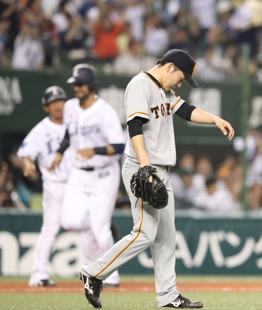 ６月８日の西武戦で外崎に左越え本塁打を浴び肩を落とす池田　（ｃ）朝日新聞社