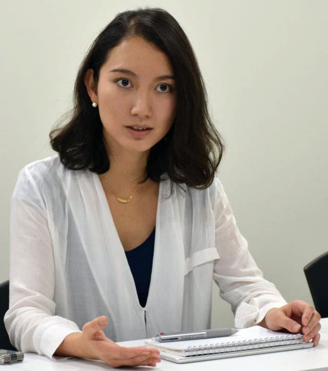 本誌などの取材に思いを語る詩織さん