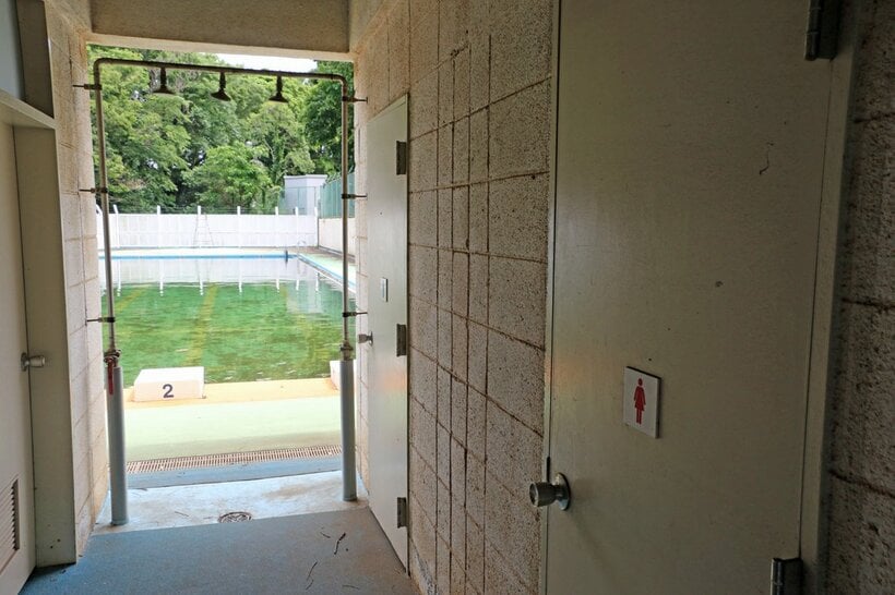 学校プールのトイレも老朽化が進む＝米倉昭仁撮影