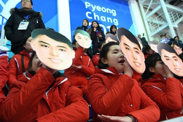 若き日の金日成主席の顔写真のように見える仮面で応援する北朝鮮の美女応援団（ｃ）朝日新聞社