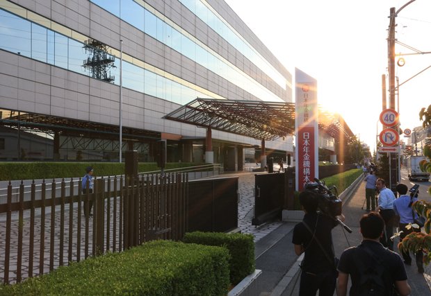 日本年金機構の本部ビル前に集まった報道陣　（ｃ）朝日新聞社