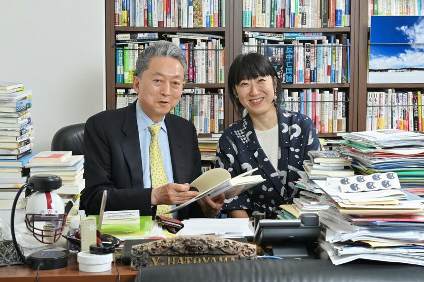 大宮エリーさん（右）と鳩山由紀夫さん（撮影／写真映像部・東川哲也）