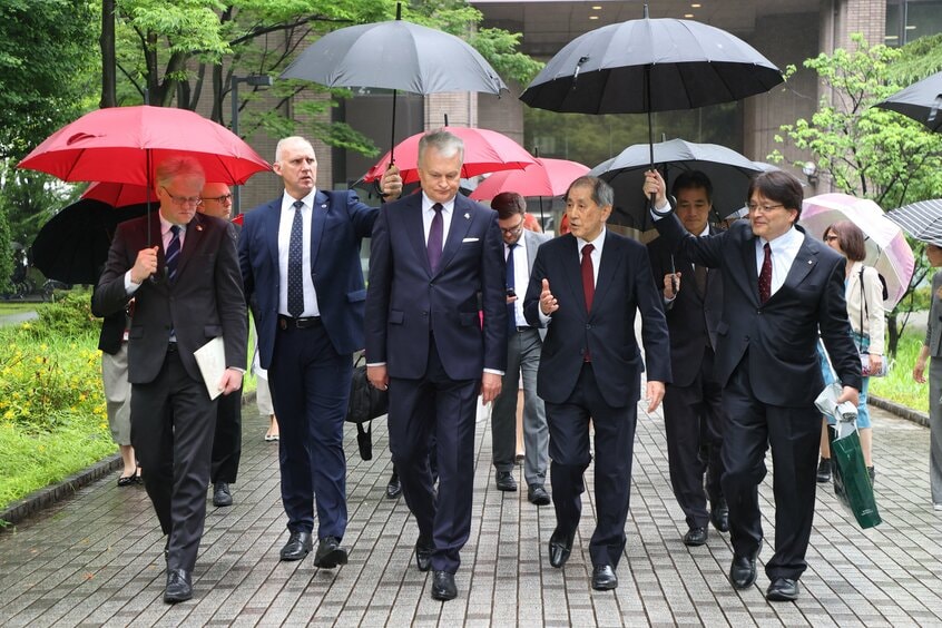 公式行事も多い。戦時中にユダヤ人を多数救った早大OBの「日本のシンドラー」杉原千畝（ちうね）の記念碑が学内にあり、6月10日、リトアニアの大統領ギターナス・ナウセーダ（前列中央）を案内（写真／松永卓也）