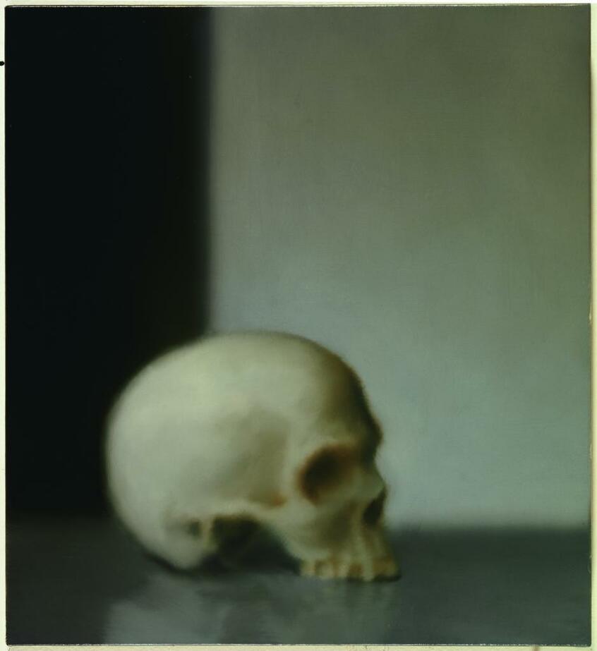 頭蓋骨 1983年/死のはかなさの寓意を連想するかもしれないが、画家の狙いは? ゲルハルト・リヒター財団蔵
(c)Gerhard Richter 2022 (07062022)