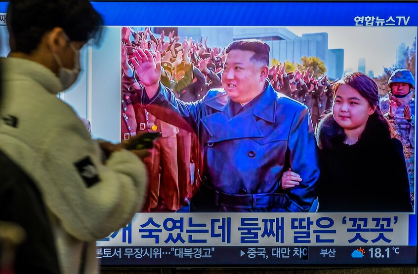 金正恩氏(左)と腕を組んで登場した娘のジュエ氏(写真:ZUMA Press/アフロ)