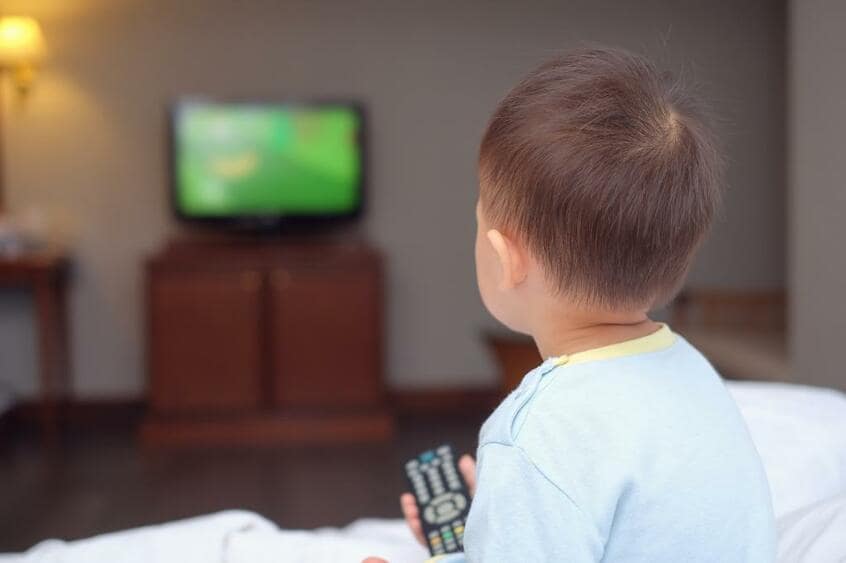 テレビを静かに見ていてくれると親はラクだが……自制も必要(写真/gettyimages)
