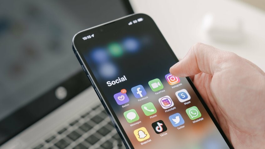 ネット空間には、有益な情報と害悪をもたらすものが混在している。「ネットリテラシー」を身につけることが大切だ(写真:Getty Images)