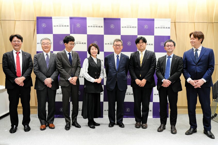 日本将棋連盟新会長の清水市代女流七段(左から4人目)ら新執行部=2025年6月6日、東京都渋谷区の将棋会館