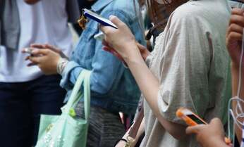 スマホ世代に多い「眼精疲労」 原因は目との距離?